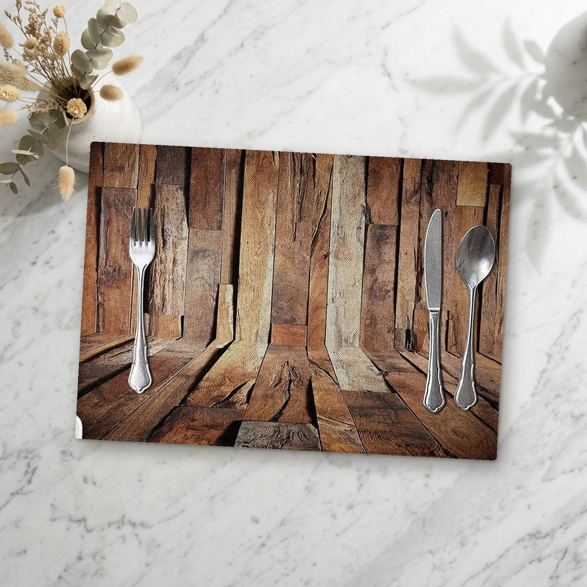 Set de table en bois posé sur une table en marbre