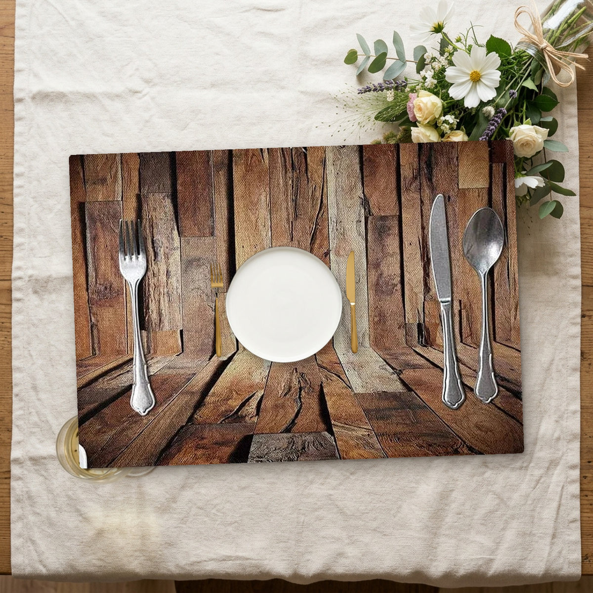 Set de table en bois avec assiette sur une nappe en lin