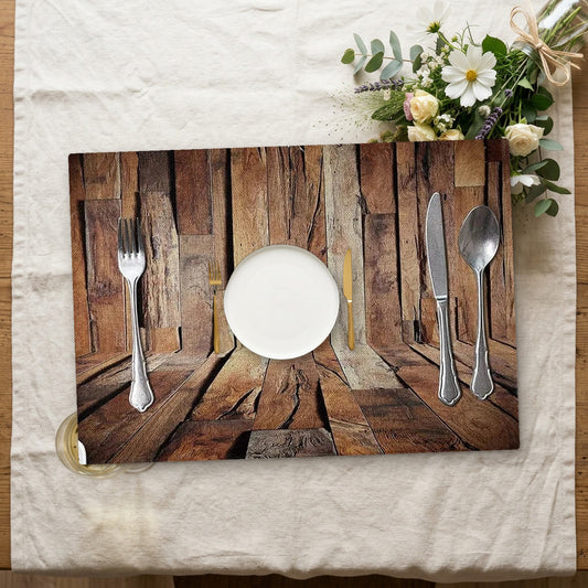 Set de table en bois avec assiette sur une nappe en lin